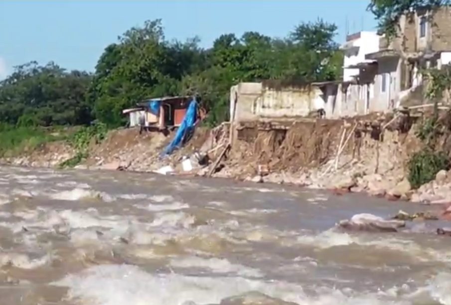 Río Pitillal erosionando orilla y casas en colonia San Esteban
