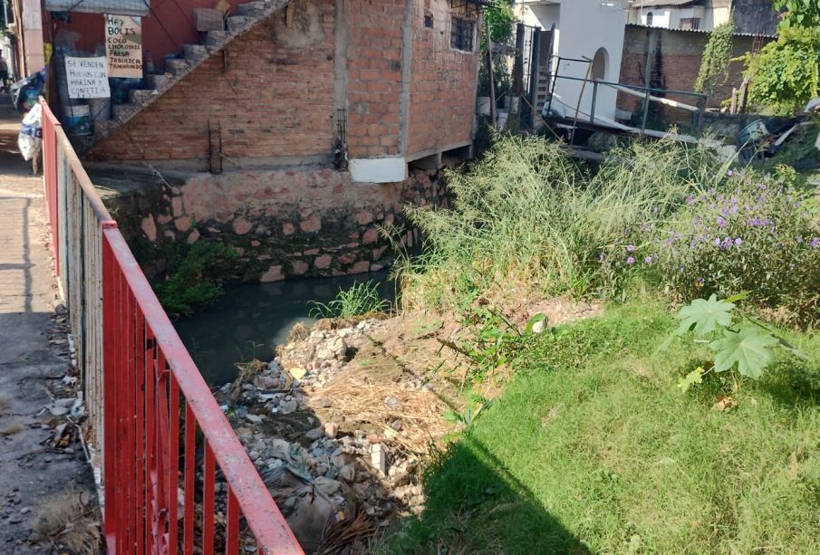 Río lleno de aguas negras