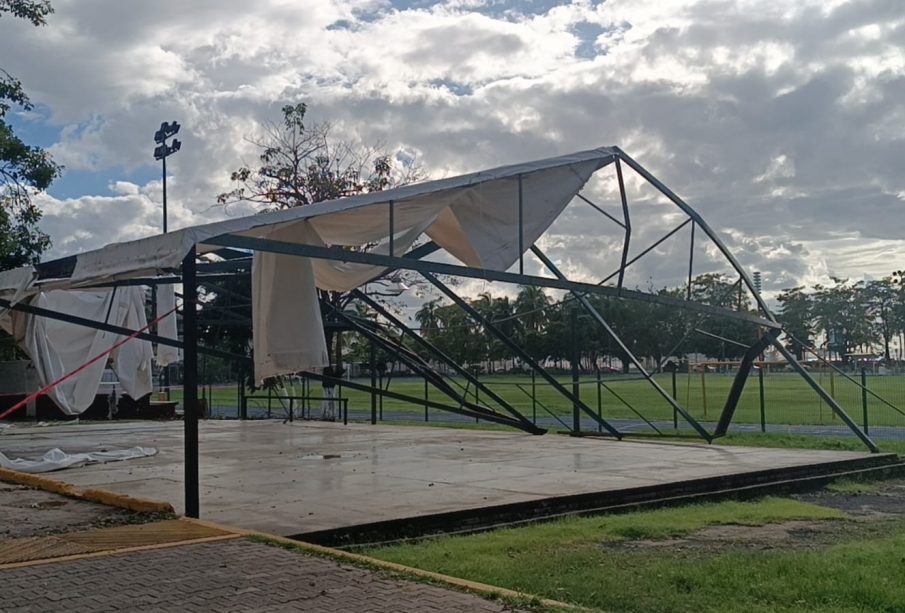 Techumbre de cancha dañada por lidia