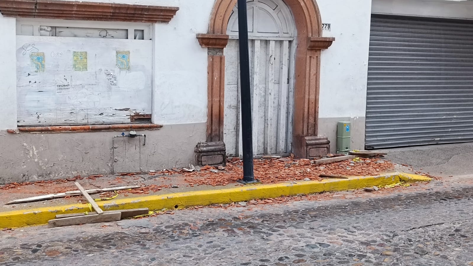 Tejas de marquesina colapsada en la calle Morelos