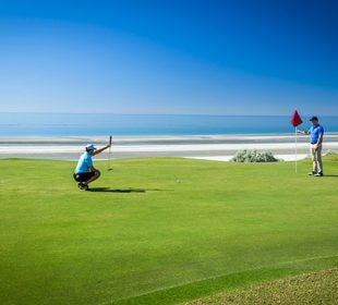 Torneo de golf jugar por ayudar