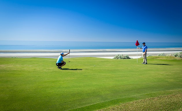 Torneo de golf jugar por ayudar