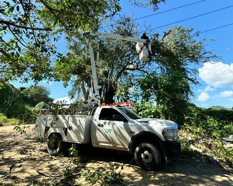 Trabajador de CFE en grua trabajando en cableado