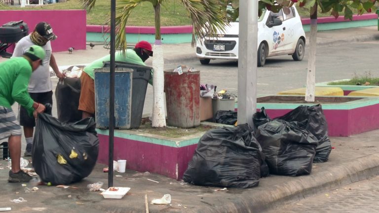 Trabajadores recolentando basura