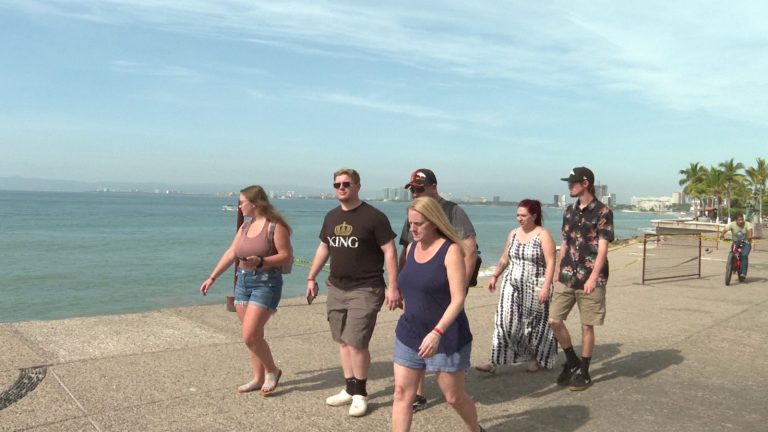 Turistas caminando por malecón