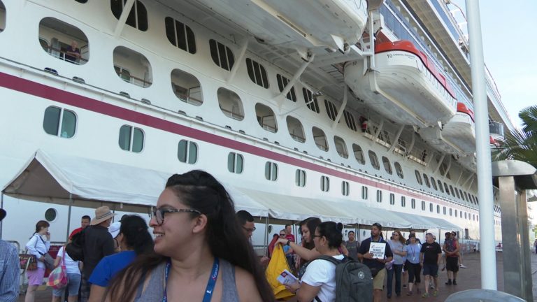 Turistas descendiendo de crucero