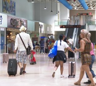 Turistas en el aeropuerto de Puerto Vallarta tras el huracán Lidia