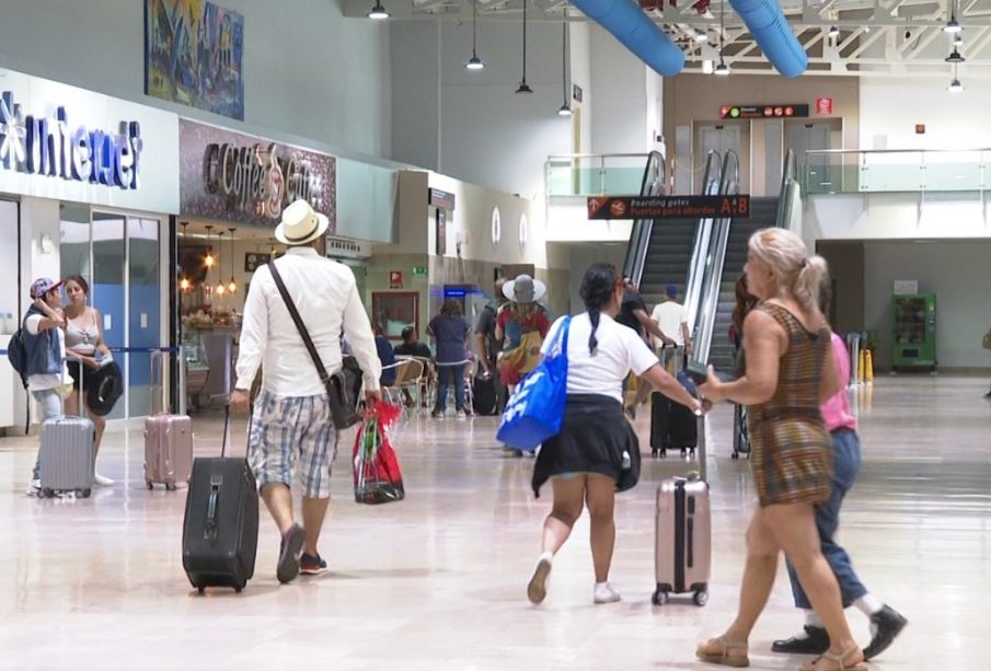 Turistas en el aeropuerto de Puerto Vallarta tras el huracán Lidia