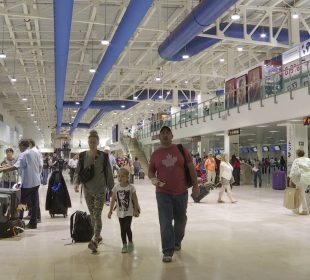 Turistas en el aeropuerto de Vallarta