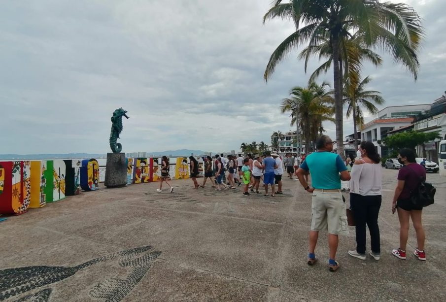 Turistas en el malecón de Puerto Vallarta tras Lidia