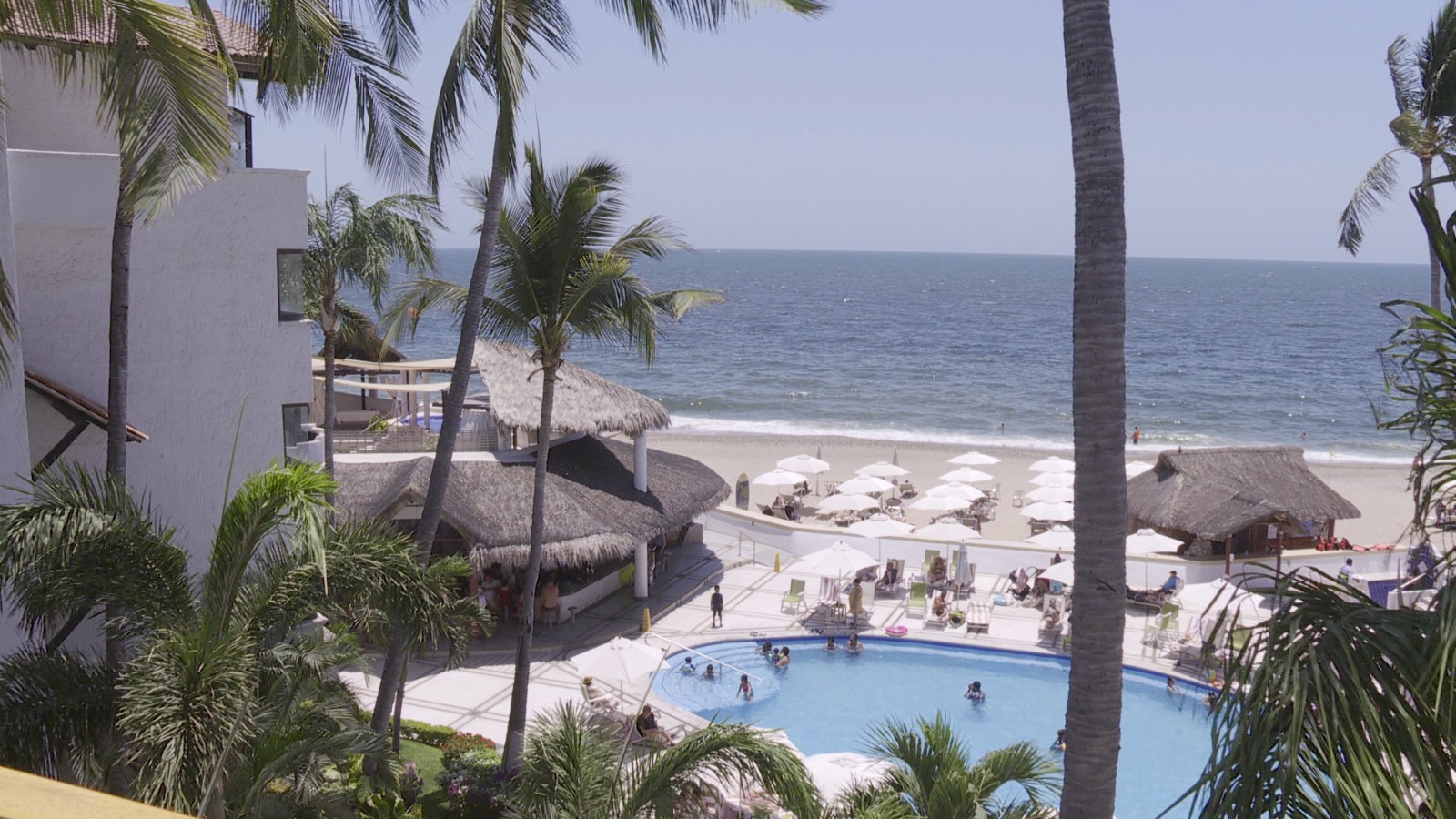 Turistas en hotel frente a la playa