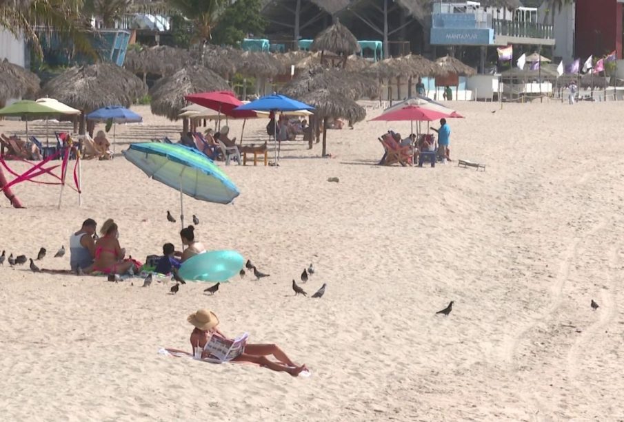 Turistas en playa de Bahía de Banderas