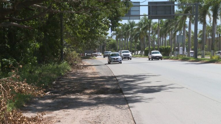 Vehículos transitando por acceso sur a Banderas