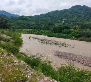 Agua corriendo en el río Pitillal