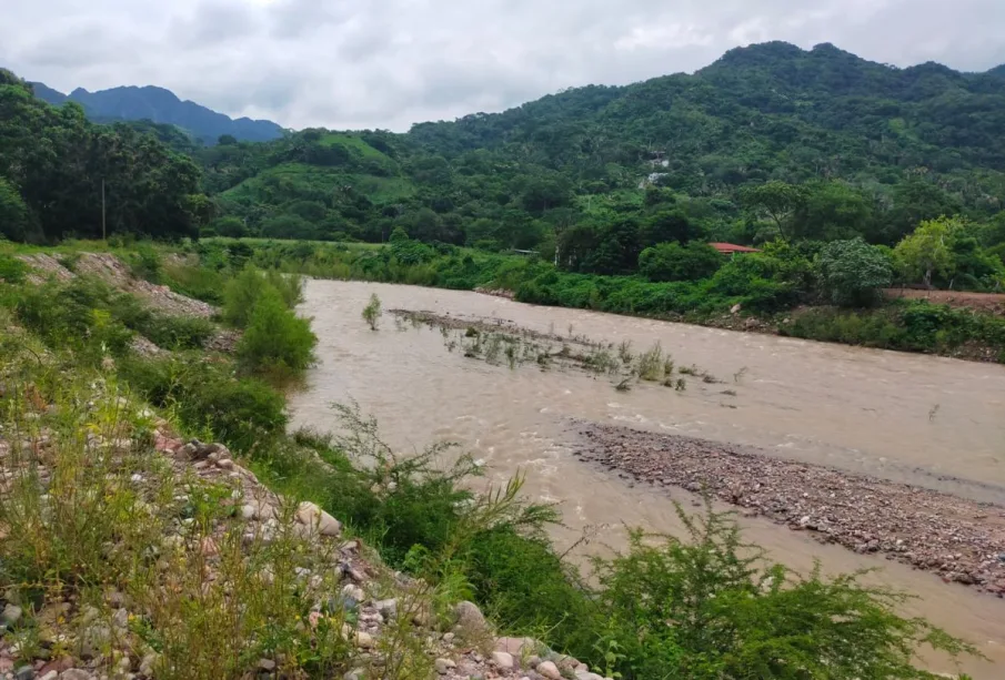 Agua corriendo en el río Pitillal