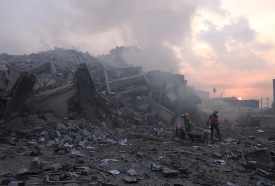 Rescatista entre los escombros tras bomberdeos en Gaza e Israel