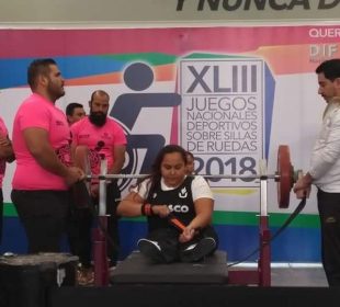 Yesenia Colmenares Retano en prueba de powerlifting