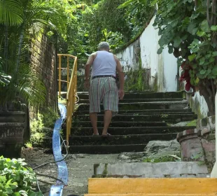 Las escaleras son muy empinadas en la colonia El Cerro