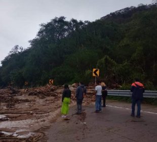 Autopista del Sol, destrozada por "Otis".