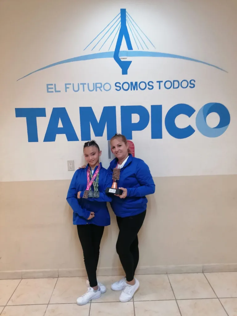 Entrenadora y gimansta con medallas y premio