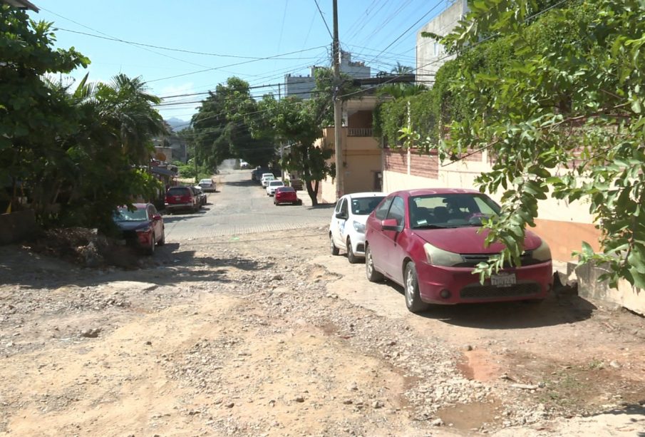 Calle en mal estado de colonia El Calvario