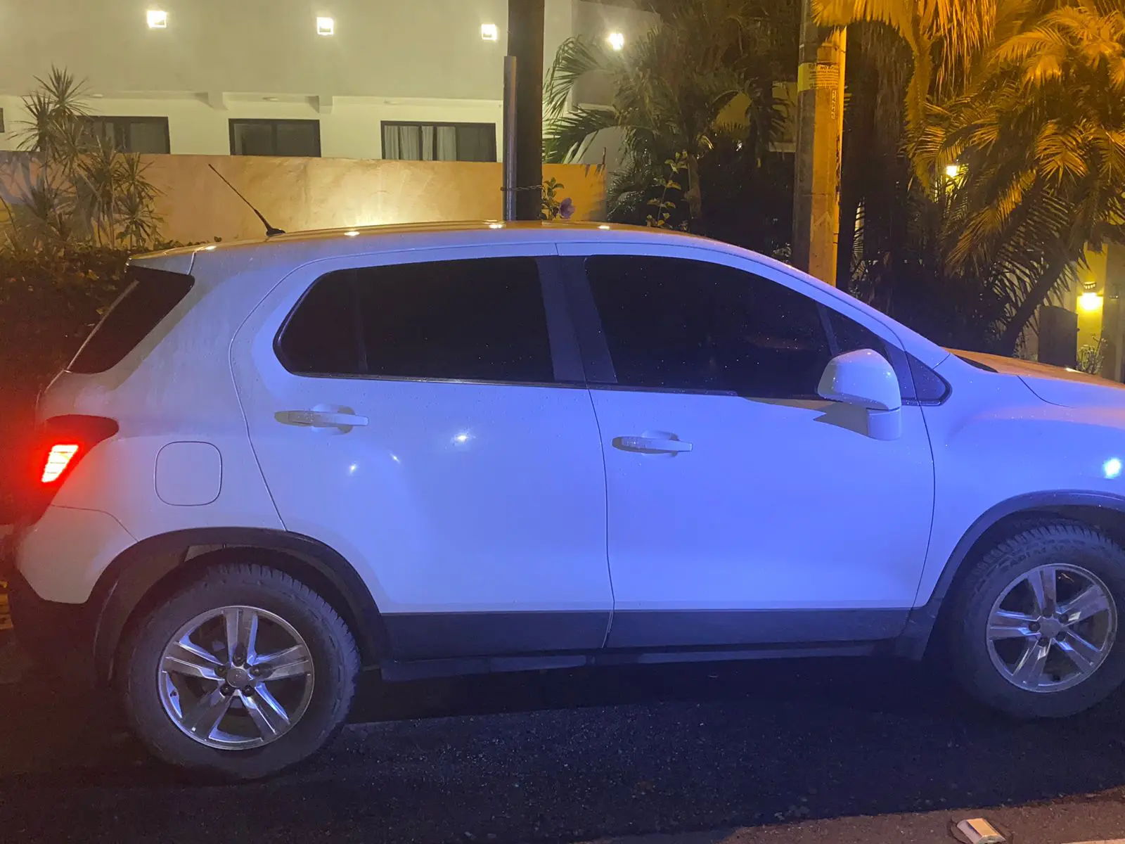 Camioneta blanca estacionada