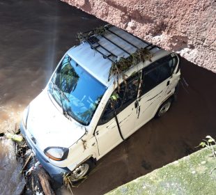 carro arrastrado por aguas del canal