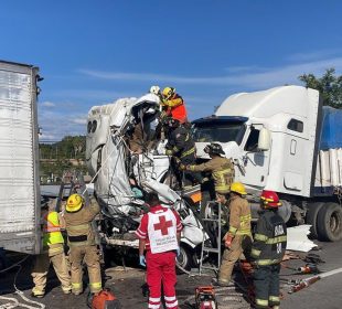 Elementos de Bomberos atendiendo choque