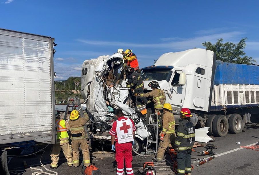 Elementos de Bomberos atendiendo choque