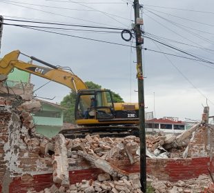 Maquinaria removiendo ruinas colegio Niños Héroes