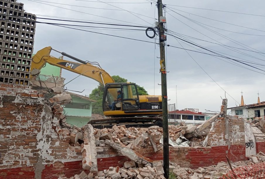 Maquinaria removiendo ruinas colegio Niños Héroes