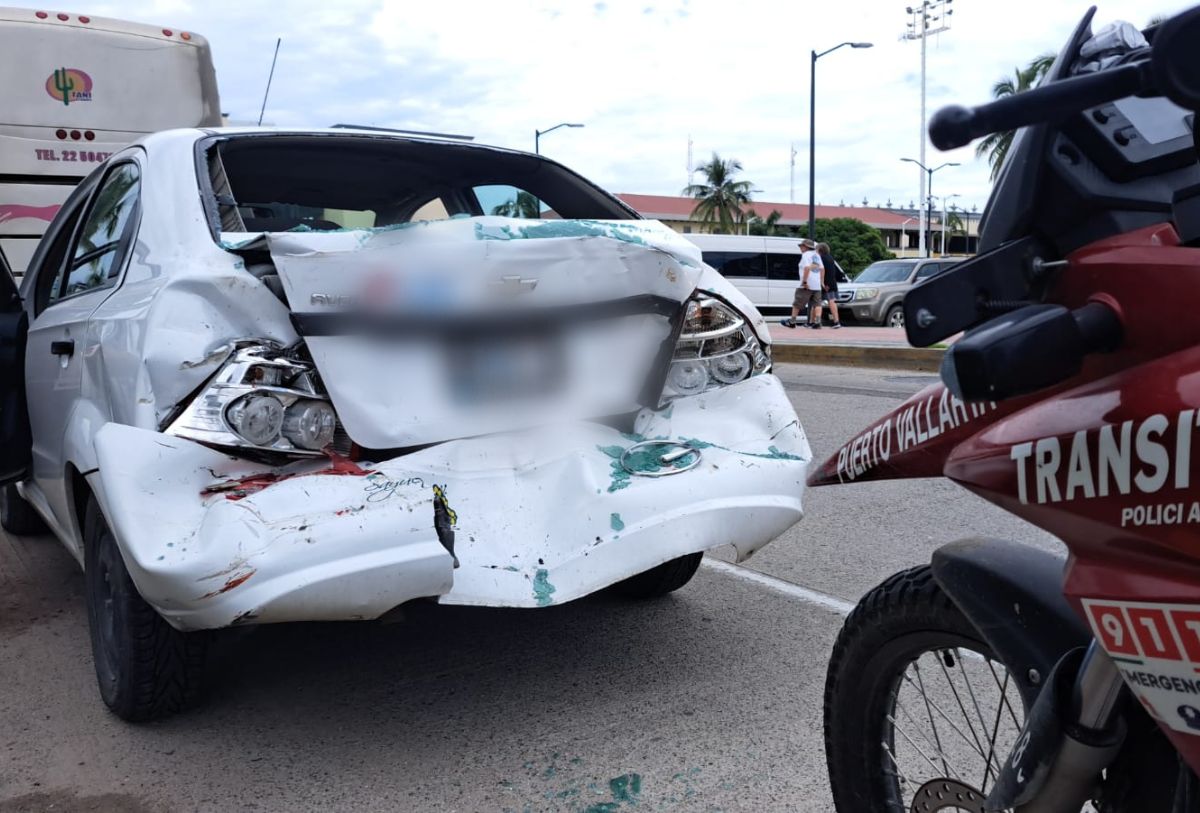 Automóvil accidentado contra camión en El Pitillal
