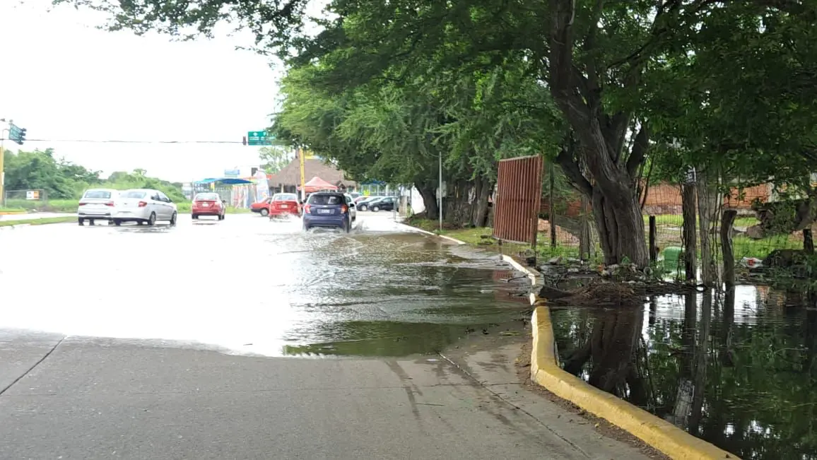 Agua desbordándose de Laguna Tomasa