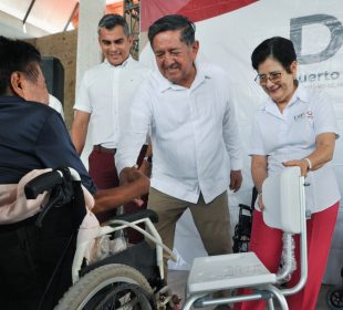 Luis Michel con integrantes del sistema DIF Vallarta