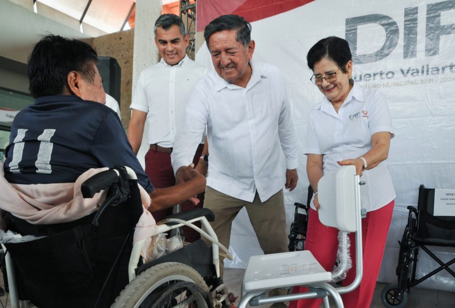 Luis Michel con integrantes del sistema DIF Vallarta