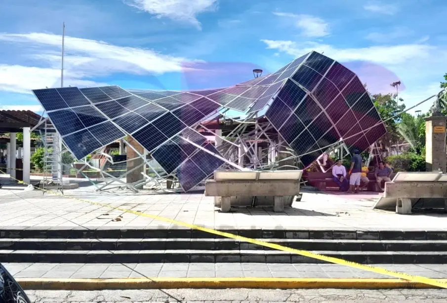 Panel solar en la plaza El Pitillal
