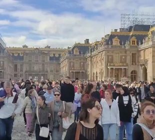 Personas evacuando el Palacio de Versalles en Francia