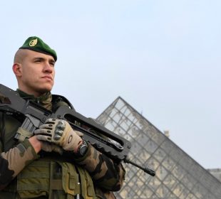 Soldado francés frente al museo Louvre.