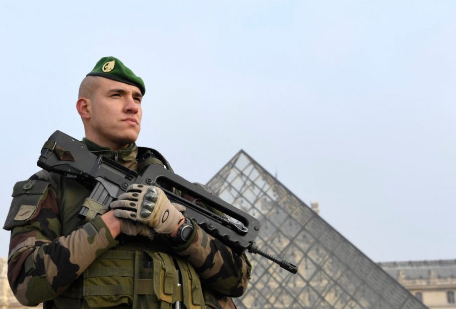 Soldado francés frente al museo Louvre.