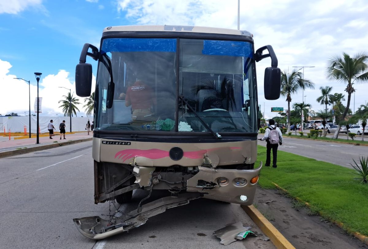 Camión accidentado en El Pitillal