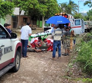 Paramédicos atienden a hombre en el suelo tras caer de camioneta