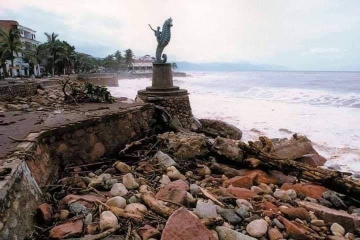 Malecón de Puerto Vallarta inundado tras el paso del huracán "Kenna"