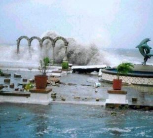 Malecón de Puerto Vallarta inundado tras el paso del huracán "Kenna"