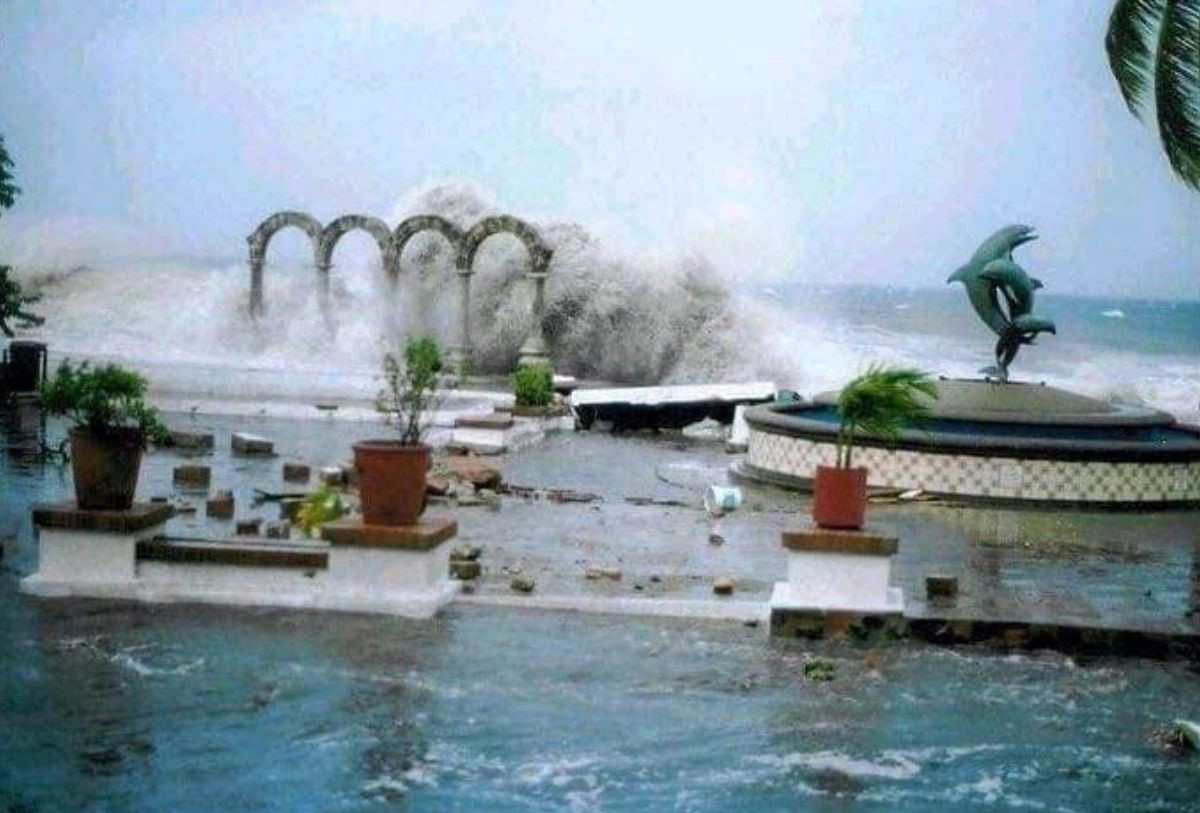 Malecón de Puerto Vallarta inundado tras el paso del huracán "Kenna"