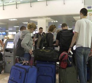 Turistas con maletas al arribar al aeropuerto