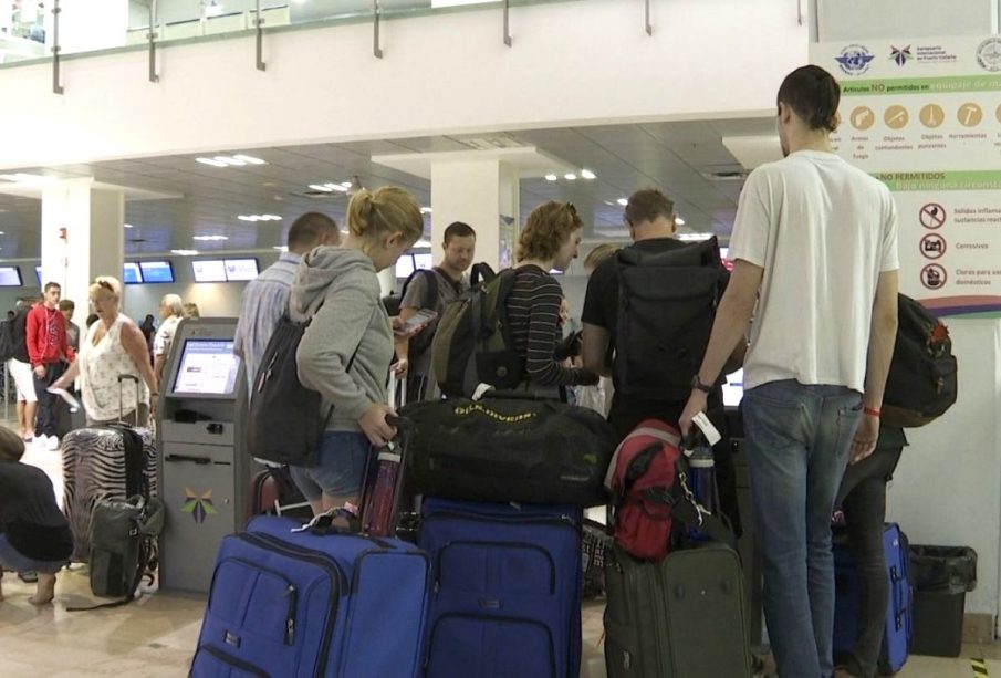 Turistas con maletas al arribar al aeropuerto