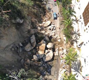 Derrumbe de rocas en carretera frente a hotel de Vallarta