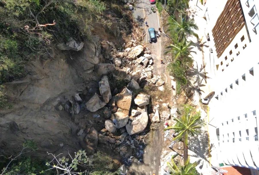 Derrumbe de rocas en carretera frente a hotel de Vallarta