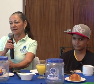 Evelia Basañez, representante AC Canica en Rueda de prensa