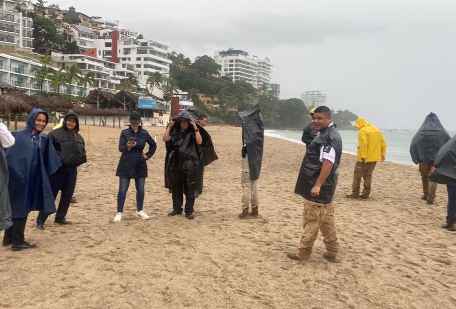 Personas en playa de Puerto Vallarta